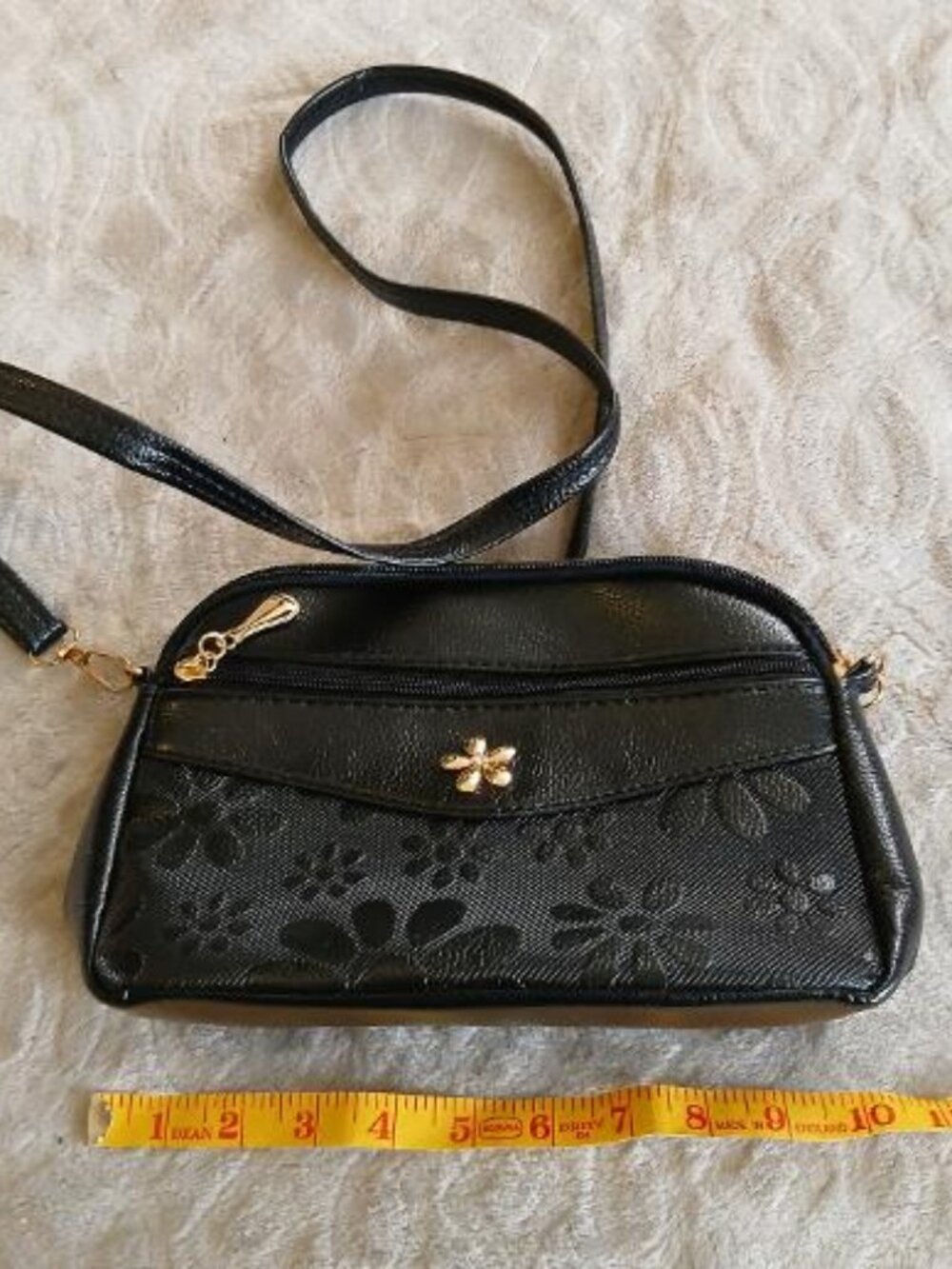 Unbranded Daisy crossbody with gold accents